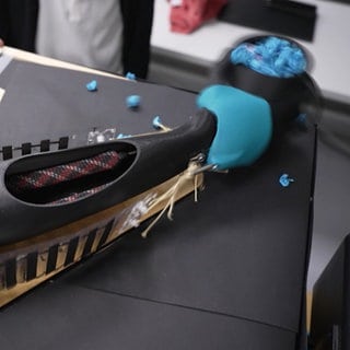 Mithilfe dieses Roboterarms sollen künstliche Muskeln erforscht werden, um zukünftig Tremor-Patienten helfen zu können.