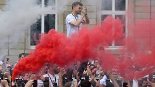 Nach dem Sieg im DFB-Pokalfinale lässt sich der VfB Stuttgart auf dem Schlossplatz feiern. 
