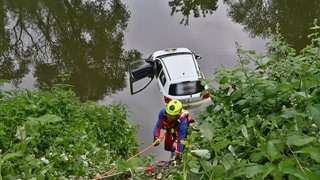 Auto aus dem Alt-Neckar wird geborgen.