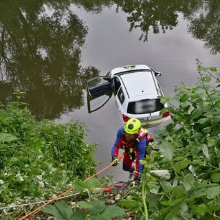 Auto aus dem Alt-Neckar wird geborgen.