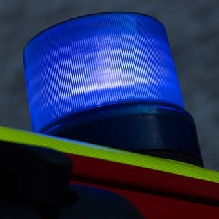 Ein Blaulicht an einem Feuerwehrfahrzeug (Symbolbild)