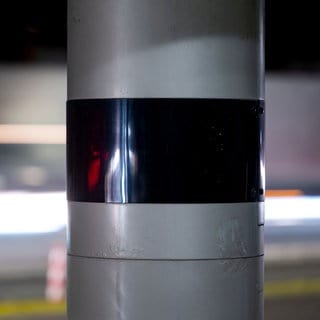 Ein naher Ausschnitt einer Blitzersäule. In der Schwieberdinger Straße in Ludwigsburg soll nun ein Blitzer aufgestellt werden. Grund dafür ist das illegale Autorennen bei dem im März zwei unbeteiligte Frauen zu Tode gekommen sind. (Symbolbild)
