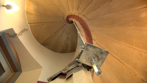 Manschette hängt in einer historischen Wendeltreppe (Foto: SWR) Manschette hängt in einer historischen Wendeltreppe