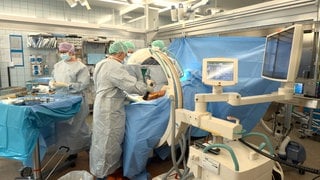 Ein Ärzte-Team an der Uniklinik Freiburg operiert das Knie einer Patienin mit der neuartigen Operationsmethode.