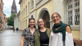 Diese Theologie-Studentinnen hatten sie für das Priesteramt beworben. Mit dem Gespräch mit Weihbischof Würtz sind sie zufrieden. 