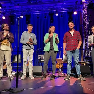 Künstler nehmen Applaus des Publikums entgegen, beim 3. Alemannischen Poetry-Slam im Burghof in Lörrach