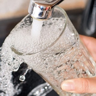 Rund 60.000 Menschen in der Nähe des Euroairports dürfen das Leitungswasser nicht trinken. Giftige PFAS-Chemikalien gelangten über Jahre ins Grundwasser. (Symbolbild)
