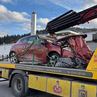 Ein kaputtes Auto auf einem Abschleppwagen