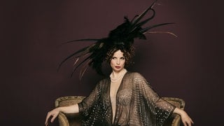 Ein Portrait der Hamburger Cabaret-Diva Maladée. Sie hat den Kleinkunstpreis "Tuttlinger Krähe" 2025 gewonnen.