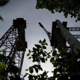 Gerüste sind an der Baustelle einer Hochbrücke zu sehen. Nach dem Absturz einer Arbeitsgondel auf der Brückenbaustelle der Neckartalbrücke mit drei toten Bauarbeitern läuft die Ursachensuche.