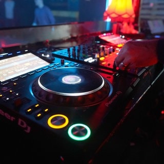 Ein DJ spielt wuchtige Techno-Beats (Symbolbild). 