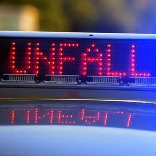 Polizei im Einsatz bei einem Unfall (Symbolbild)
