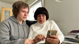 Die 15-jährige Marta und ihre Mutter Svitlana haben noch viel Kontakt mit Familie und Freunden in der Ukraine. 