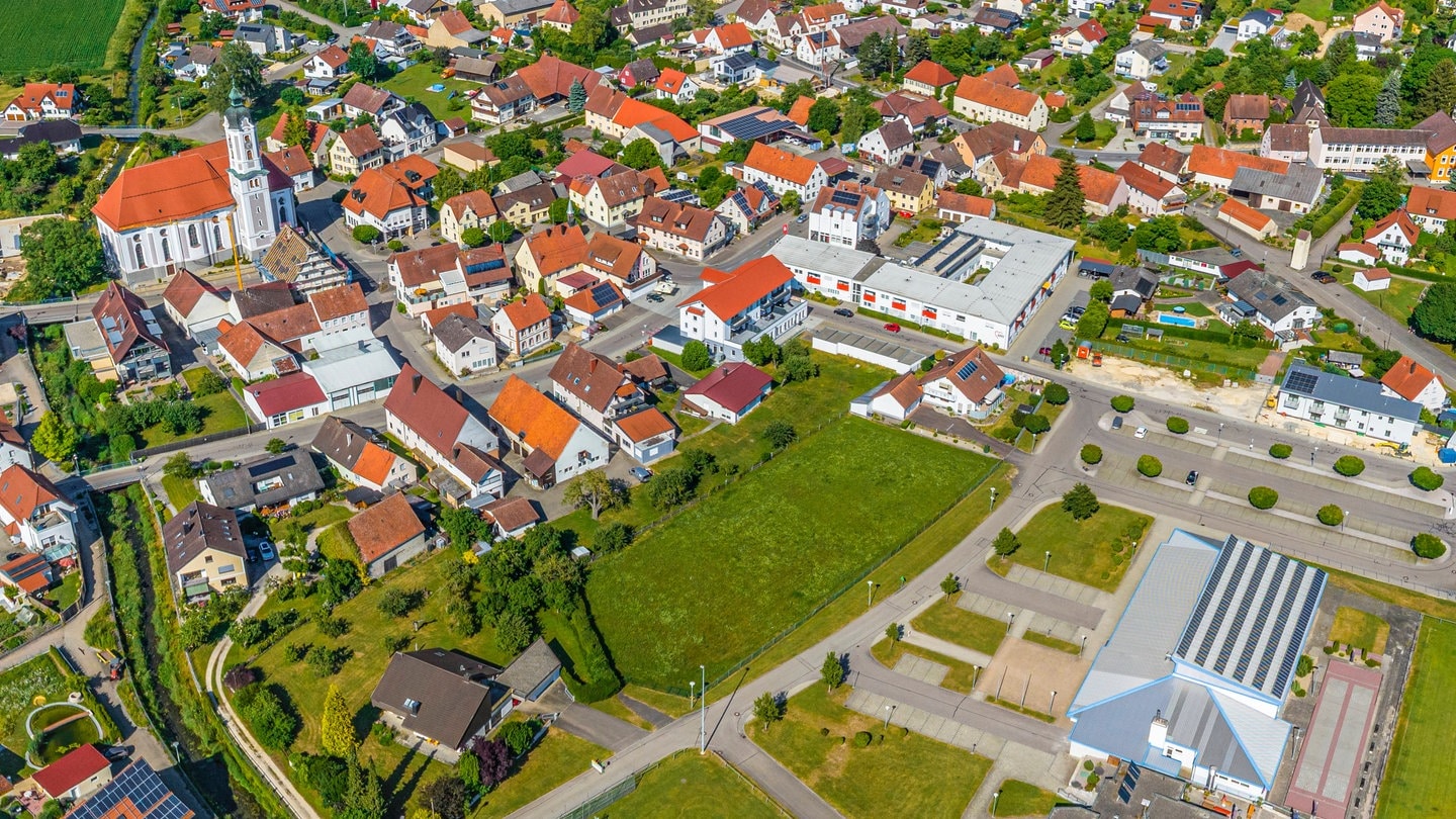 Luftbild von Dischingen im Landkreis Heidenheim. Hier wird am Sonntag entschieden: Soll der Neubau des Rathauses so kommen wie die Gemeinde es will oder in einer abgespeckten Variante.