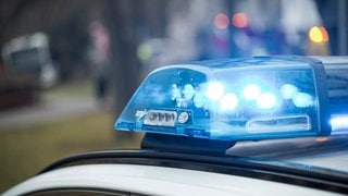 Blaulicht auf einem Einsatzfahrzeug der Polizei. Für einen Brand in einer Realschule in Langenau ist wohl ein 14-Jähriger verantwortlich.