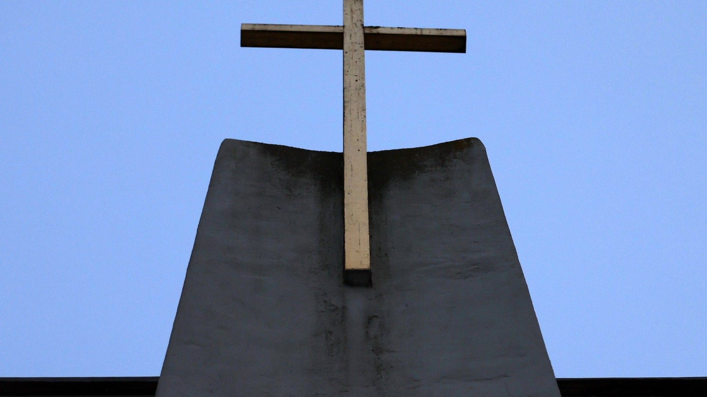 Kirchenkreuz auf einer katholischen Kirche - Wie steht es um den Reformprozess?