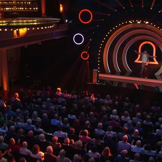 Comedian erscheint auf der Bühne