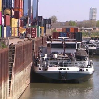 Niedrigwasser an einem Hafen. 