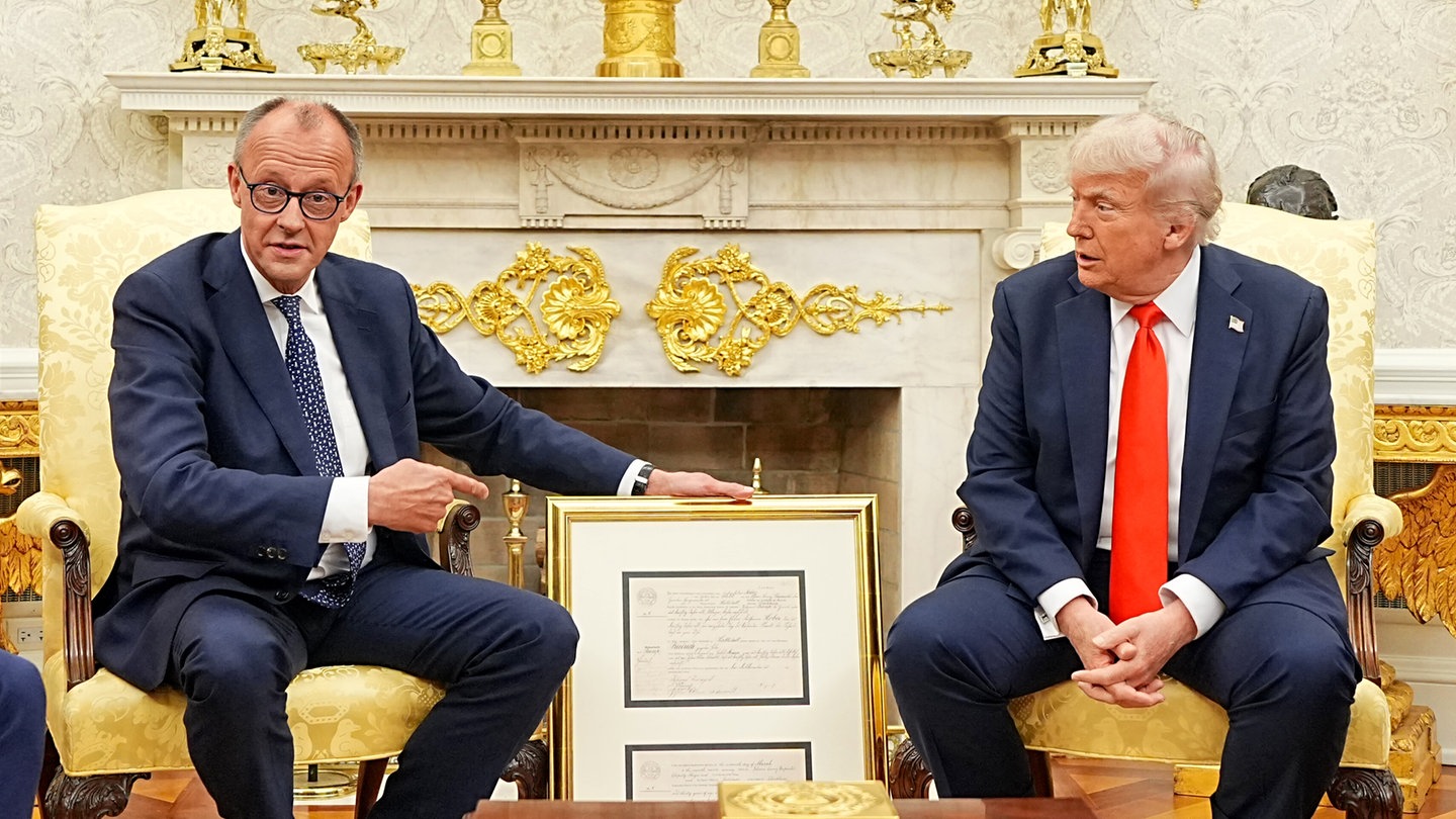 Bundeskanzler Friedrich Merz (CDU) überreicht dem US-Präsidenten ein Faksimile der Geburtsurkunde des Großvaters von Donald Trump.