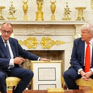 Bundeskanzler Friedrich Merz (CDU) überreicht dem US-Präsidenten ein Faksimile der Geburtsurkunde des Großvaters von Donald Trump.