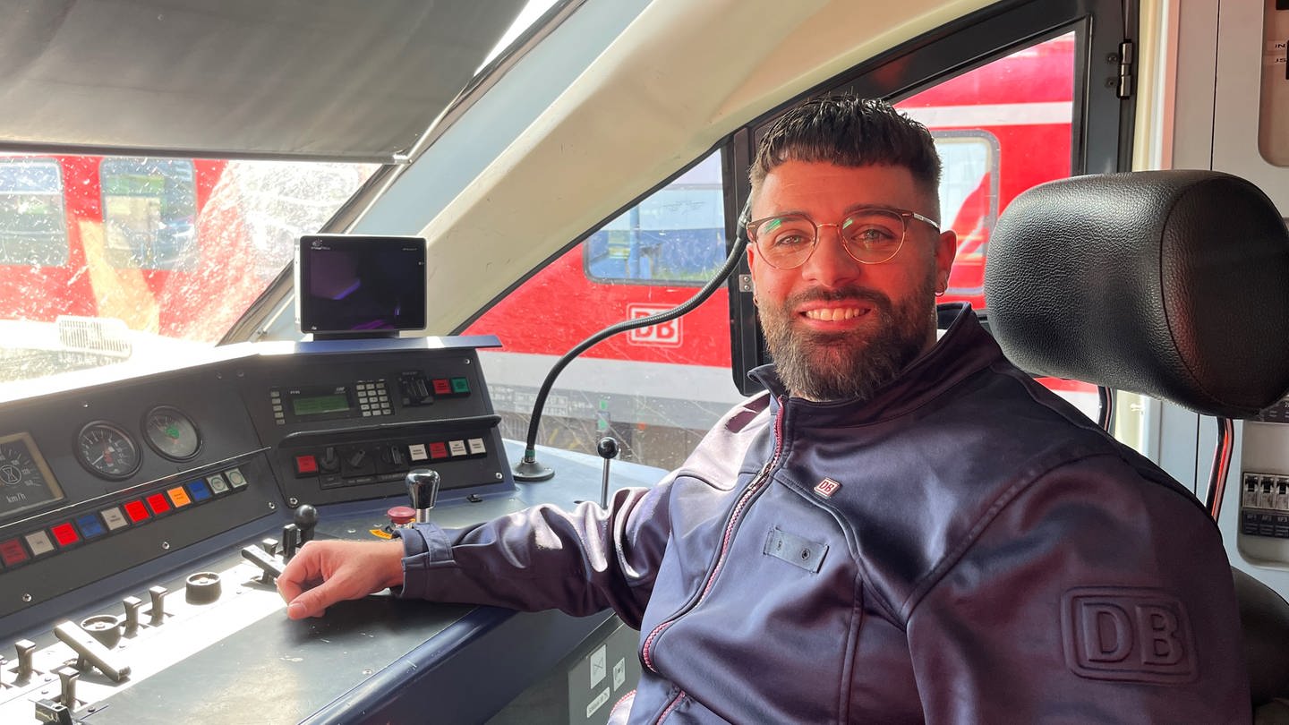 Hendrik Münz aus Kaiserslautern, Quereinsteiger zum Triebfahrzeugführer (Tf) bei DB Regio und ehemaliger Soldat, kam von der Bundeswehr zur Deutschen Bahn.
