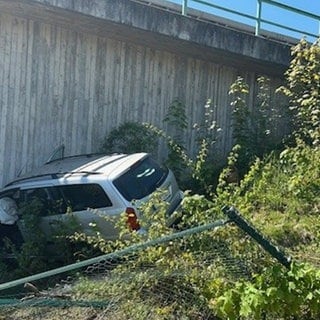Zweibrücken: Wegen eines gesundheitlichen Notfalls verlor ein Autofahrer im Kinokreisel die Kontrolle über seinen Wagen. Nach dem Unfall mussten ihn Rettungskräfte befreien und in ein Krankenhaus bringen.