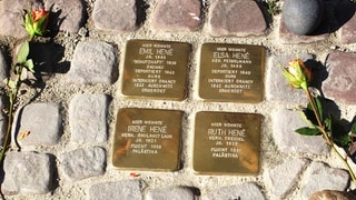 Vier Stolpersteine in Kaiserslautern, die der jüdischen Familie Hené gewidmet sind. 