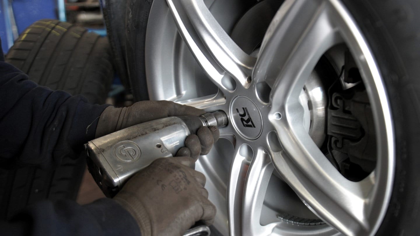 Unbekannte Diebe haben in einem Parkhaus in Kaiserslauten alle vier Räder eines BMW geklaut