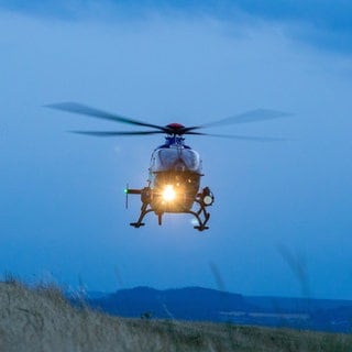 Ein Hubschrauber der Polizei war im Einsatz auf der Suche nach einer vermissten Seniorin aus Rodenbach (Kreis Kaiserslautern). (Symbolbild)