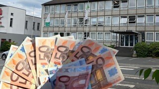 50-Euroscheine vor dem Rathaus in Wissen - der Stadt im Kreis Altenkirchen geht das Geld aus.