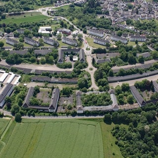 Luftaufnahme der Fritsch-Kaserne in Koblenz, auf dem Gelände auf der Niederberger Höhe soll ein neues Wohnviertel für etwa 2.000 Menschen entstehen. 