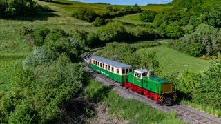 Mit einer Sonderfahrt für Ehrengäste ist die historische Diesellok D4 auf die Brohltalbahn zurückgekehrt. Sie war 36 Jahre lang in der Schweiz im Einsatz. Das Foto zeigt den Sonderzug des "Vulkanexpress" zwischen Brenk und Engeln.