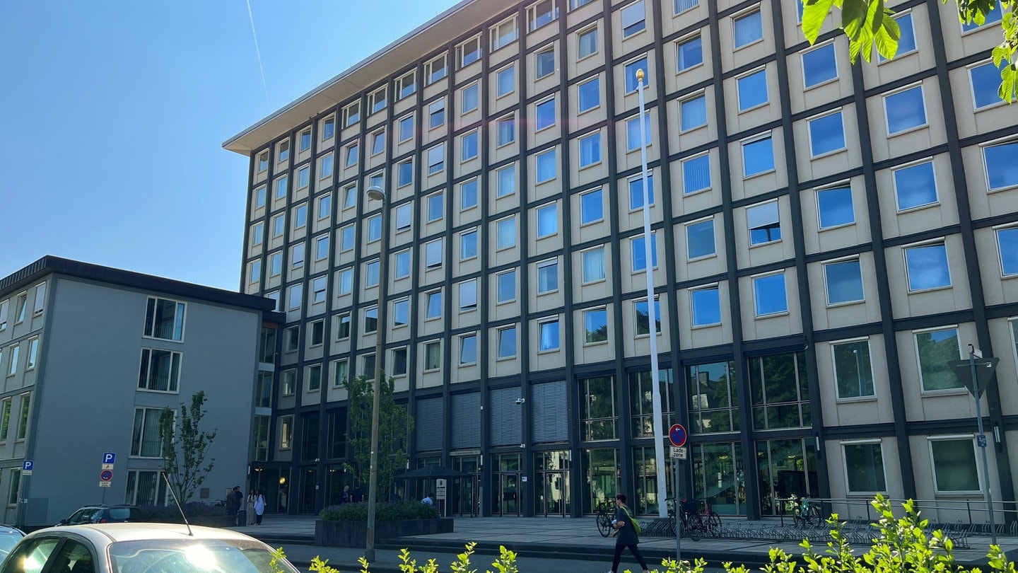 Das Landgericht Koblenz von aussen: Gerichtspräsident Stephan Rüll kritisiert, dass es bislang noch keinen zweiten großen Schwurgerichtssaal gibt für Großverfahren.