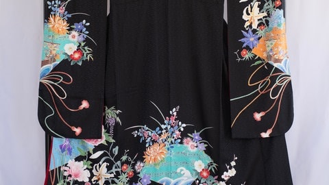 Ein schwarzer Kimono mit einer aufwändigen Stickerei in bunten Farben: Auch die Kimono-Kunst von Mariko Takatori ist ab 1. Juni im Museum Boppard zu sehen. (Foto: Mariko Takatori/Stadtverwaltung Boppard) Ein schwarzer Kimono mit einer aufwändigen Stickerei in bunten Farben: Auch die Kimono-Kunst von Mariko Takatori ist ab 1. Juni im Museum Boppard zu sehen.