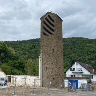 St.Andreas Kirche in Ahrbrück: Wegen Turmfalken sind Abrissarbeiten gestoppt.