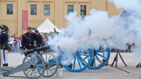 Preußische Soldaten feuern bei den Historienspiele auf der Festung Ehrenbreitstein eine Kanone ab. (Archivfoto) (Foto: IMAGO, Thomas Frey) Preußische Soldaten feuern bei den Historienspiele auf der Festung Ehrenbreitstein eine Kanone ab. (Archivfoto)