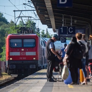 Fahrgäste warten am Bahnstein auf eine Regionalbahn - die Lahntal-Strecke ist jetzt wieder frei