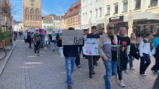 Schüler, Eltern und Lehrkräfte kämpfen darum, dass ihre Schule in Annweiler weiter in evangelischer Trägerschaft bleibt.