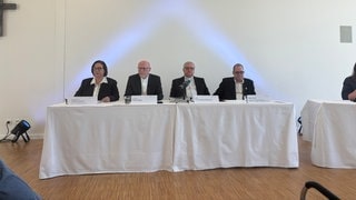 In einer Pressekonferenz nehmen vier Vertreterinnen und Vertreter des Bistums Speyer Stellung zur Missbrauchsstudie von der Uni Mannheim.