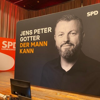 Die SPD Ludwigshafen hat mit großer Mehrheit den Unternehmer Jens Peter Gotter als Kandidaten für die Oberbürgermeisterwahl nominiert. Anschließend wurde das Plakat für den Wahlkampf vorgestellt.