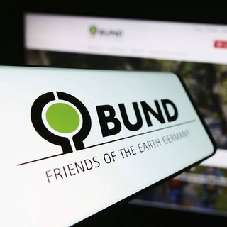 Das Logo des BUND auf einem Smartphone. Die Naturschützer kritisieren den Ausbau der B10 schon lange.