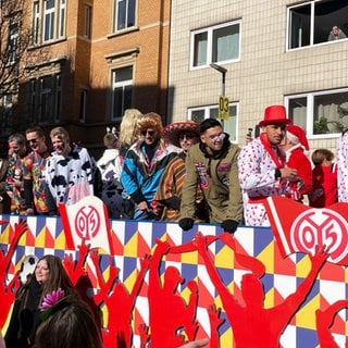 Die Spieler von Mainz 05 am Rosenmontag auf dem Fastnachtswagen