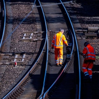 Bauarbeiter an einer Bahnstrecke - zwischen Mainz und Koblenz fallen wegen Bauarbeiten viele Züge aus.
