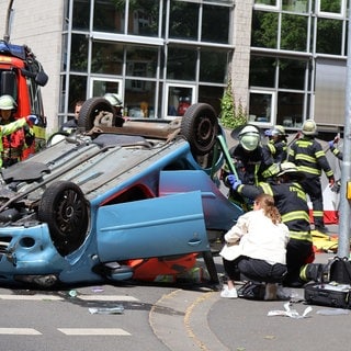 Autofahrerin landet bei einem Unfall in der Mainzer Oberstadt auf dem Dach und muss aus ihrem Auto befreit werden.