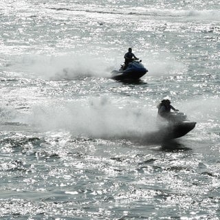 Zwei Jetski-Fahrer auf dem Rhein: Die Suche nach einer Jetski-Fahrerin bei Mainz endete mit Happy End