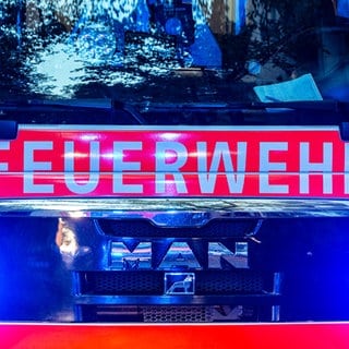 Ein Feuerwehrauto mit eingeschaltetem Blaulicht. Ein 46-Jähriger ist bei einem Brand in Hamm (Sieg) schwer verletzt worden.