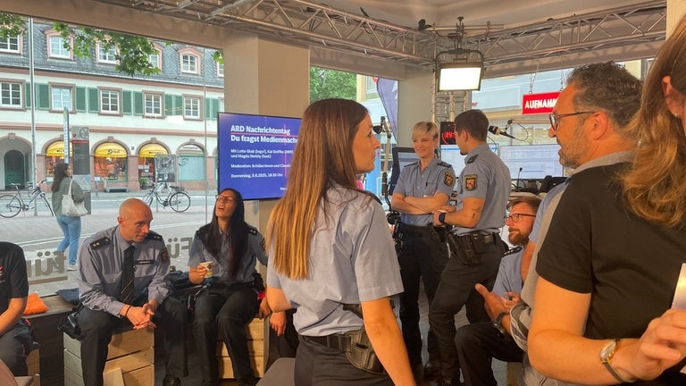 Beamte der Mainzer Polizei nahmen an einem Workshop im SWR PopUp Studio teil.