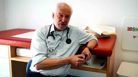 Der Kinderarzt Reinhold Jansen wird seine Praxis in Daun vorerst weiter betreiben. Der 73-Jährige hatte eigentlich geplant, im Herbst in den Ruhestand zu gehen. (Foto: SWR) Der Kinderarzt Reinhold Jansen wird seine Praxis in Daun vorerst weiter betreiben. Der 73-Jährige hatte eigentlich geplant, im Herbst in den Ruhestand zu gehen.