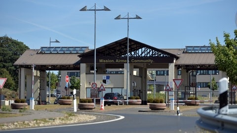 Am Tor der Air Base Spangdahlem gibt es derzeit strengere Einlasskontrollen als sonst. Auf dem Flugplatz gilt eine höhere Sicherheitsstufe. (Foto: picture-alliance / Reportdienste, Picture Alliance) Am Tor der Air Base Spangdahlem gibt es derzeit strengere Einlasskontrollen als sonst. Auf dem Flugplatz gilt eine höhere Sicherheitsstufe.