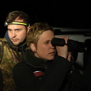 Anja Schneider schaut sich die Tiere durch ein Nachtsichtgerät an. 
